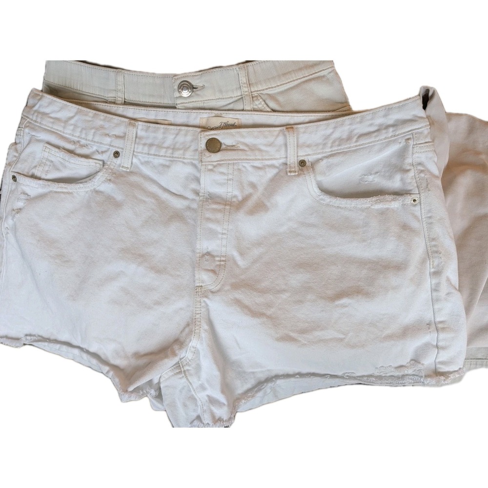 Universal Thread Women's Shorts Size 18 White Denim Ragged Hem
